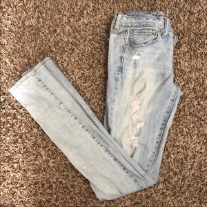 AMERICAN EAGLE RIPPED JEANS